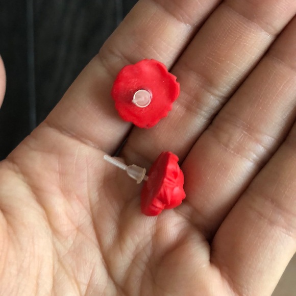 Adorable rose studs - Picture 2 of 2